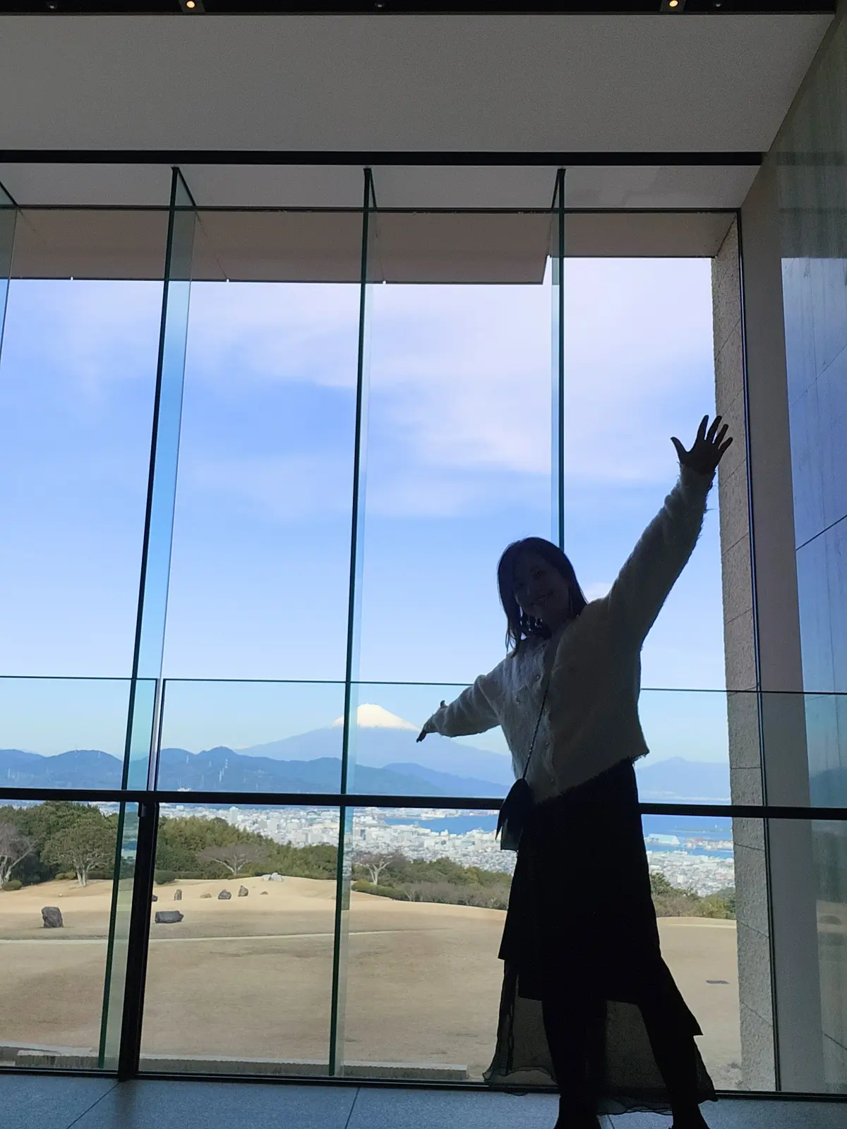 日本平ホテル、静岡旅行、ホテルラウンジ、ケーキセット、紅茶、40代ファッション、年末年始、旅コーディネート、富士山、絶景スポット、絶景ポイント