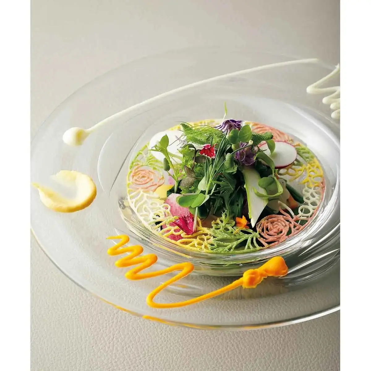 温かい玉ねぎのドレッシングがかかる30種類の野菜とハーブの「季節のサラダ」