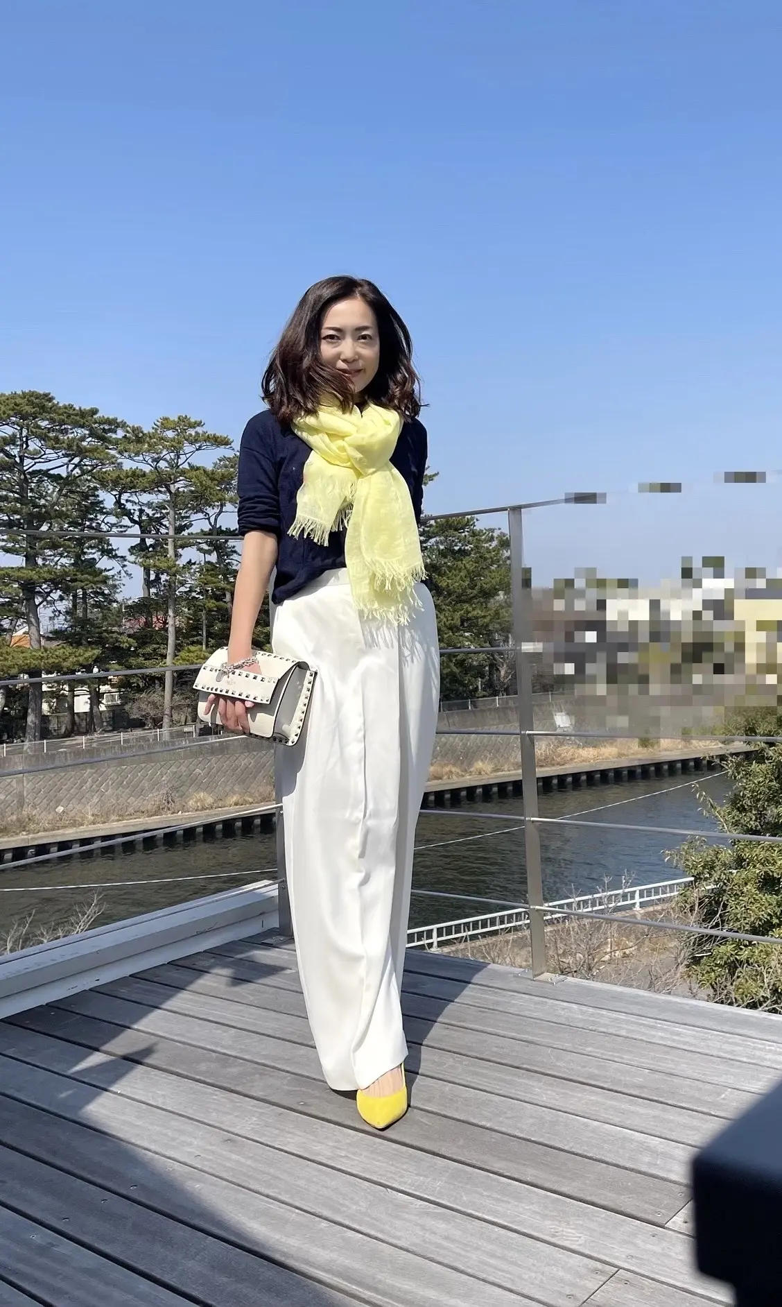 ホワイトパンツとイエローストールでご近所の画像_1