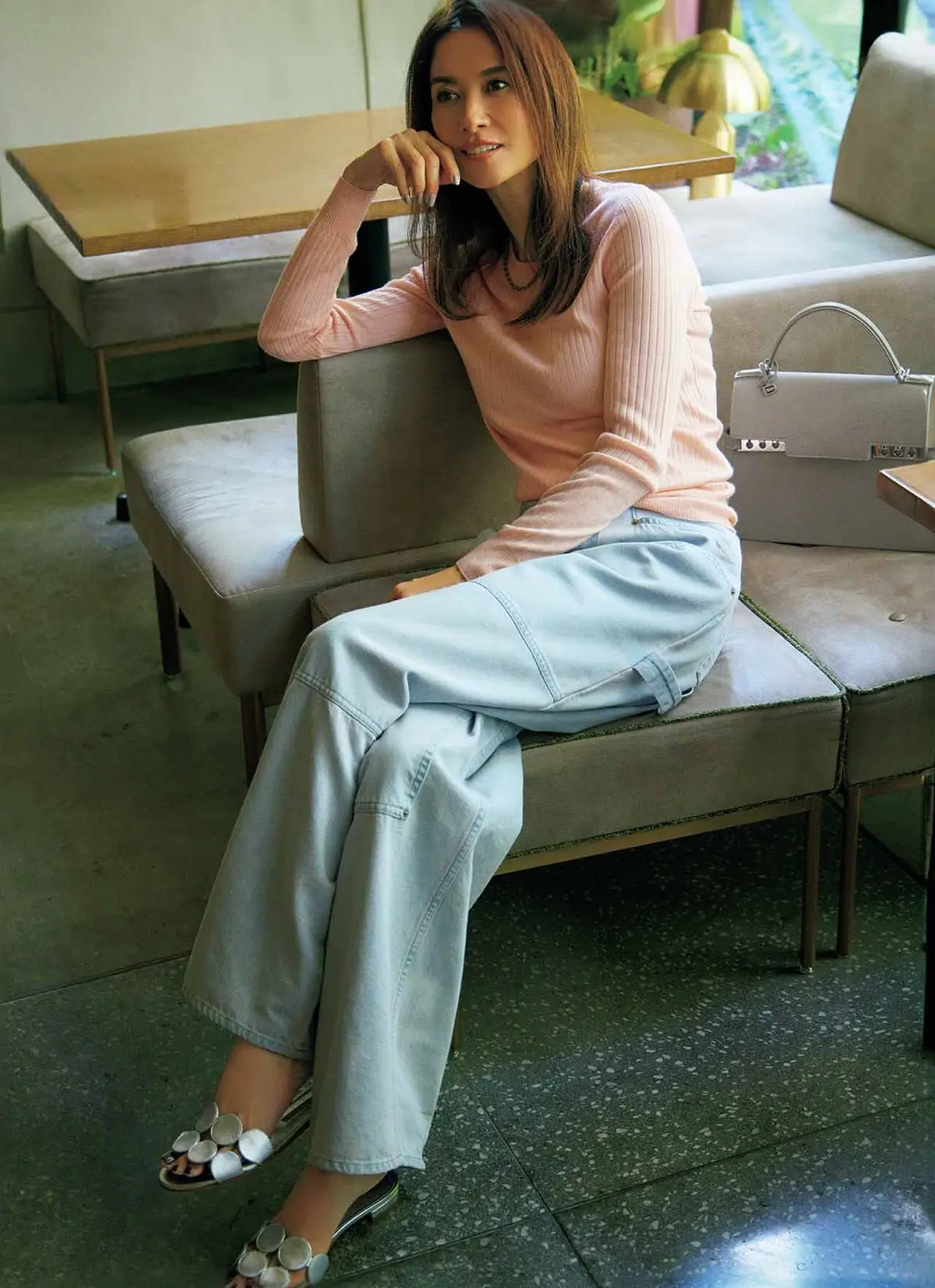 カジュアルだけれど、華のある女性。 優しいソルベピンクに、 ひとくせデニムをピリッと効かせて