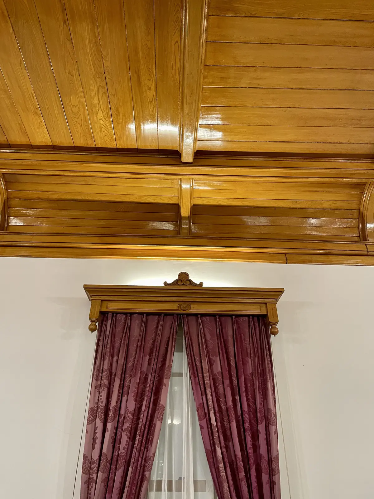 北海道、函館、旧函館公会堂、食堂、大食堂、カーテンカバー、木製、手作業、手彫り、赤、カーテン、窓、