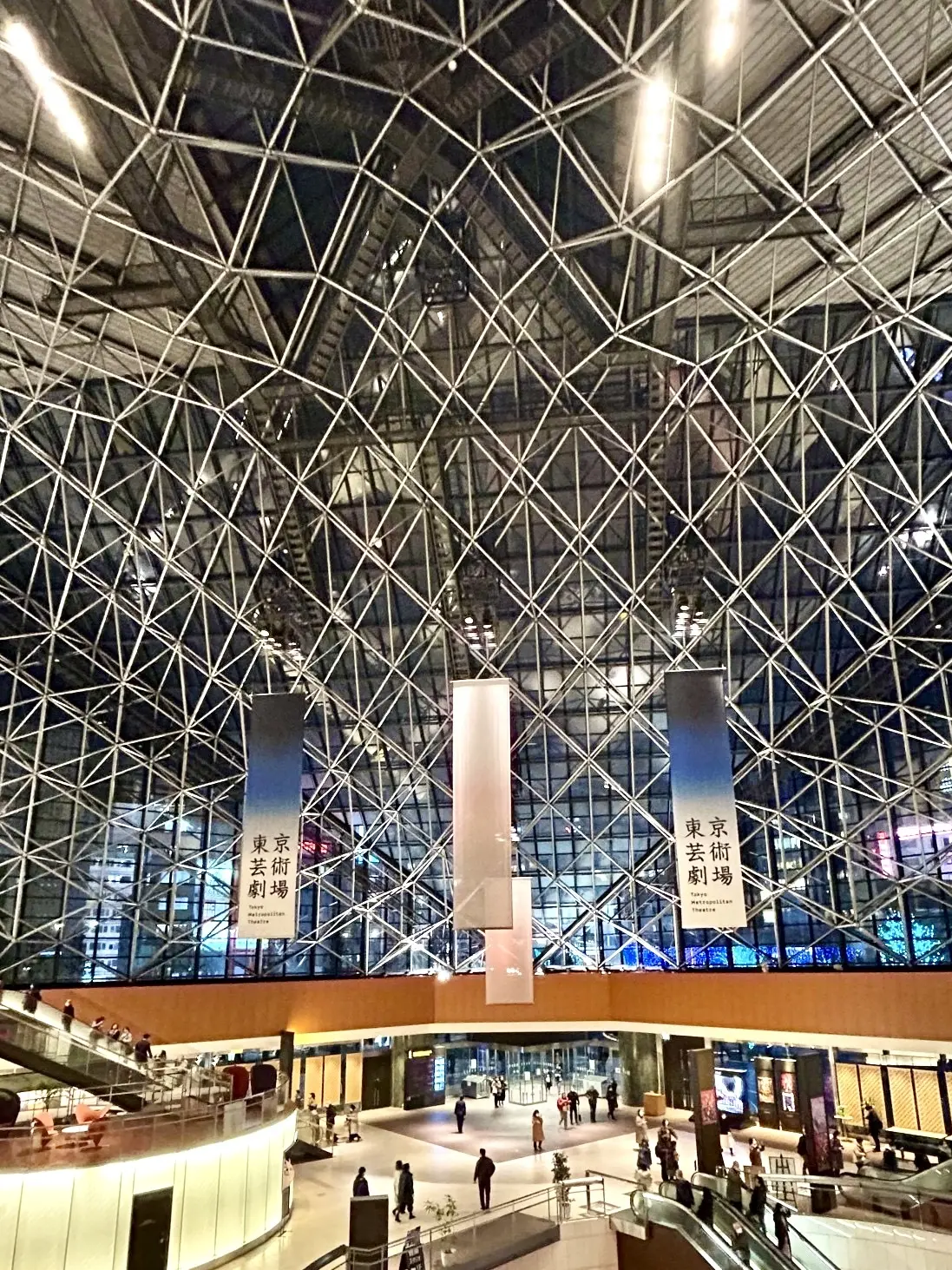 東京芸術劇場内ロビー