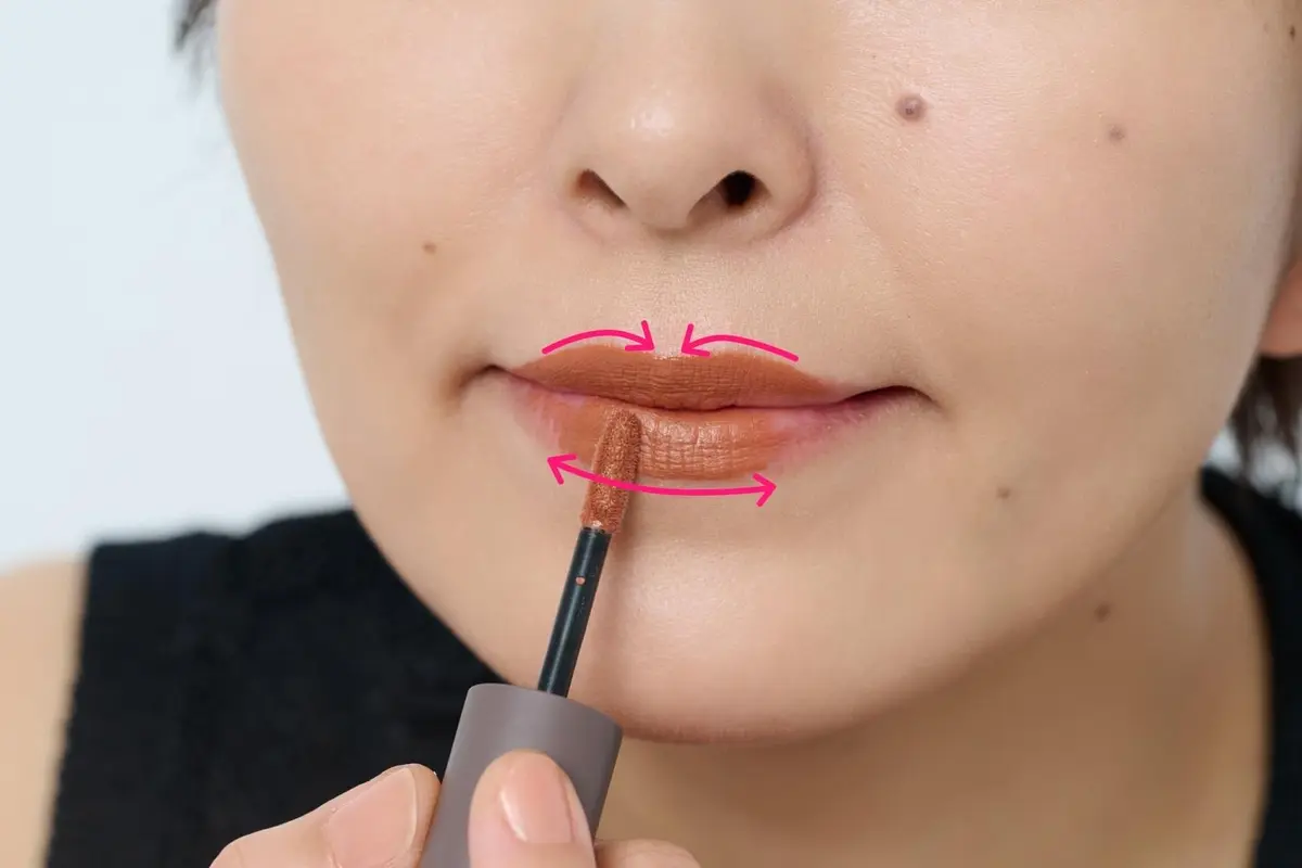 OurAge×Webエクラ　40代50代　リップの塗り方　唇の中央から塗り始める