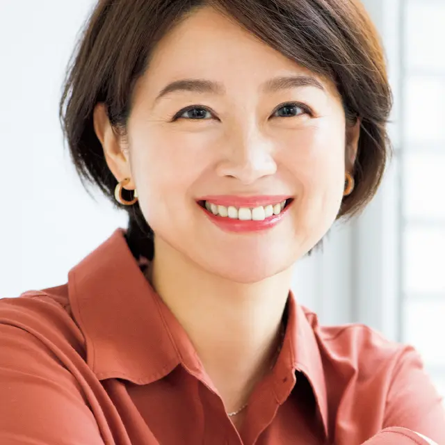 知的大人眉のメイクをした内藤亜弥さん