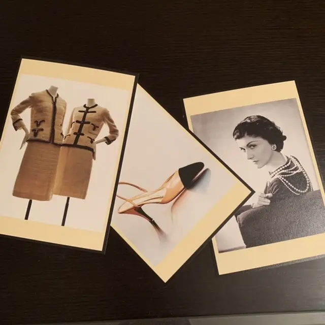 シャネルのスーツとパンプスのハガキ