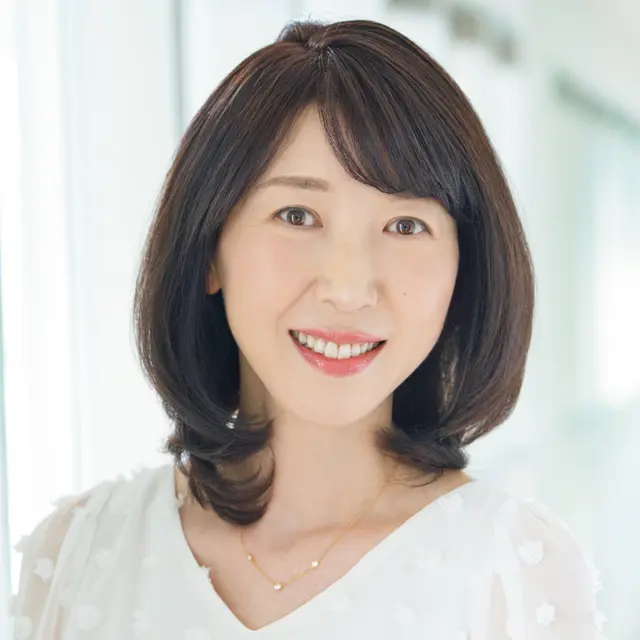 オイルで染めるから毛先までツヤが宿り髪の質感が若々しく見える！