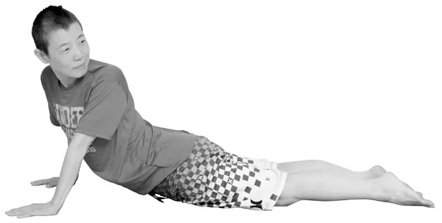 左右交互に後ろを見る