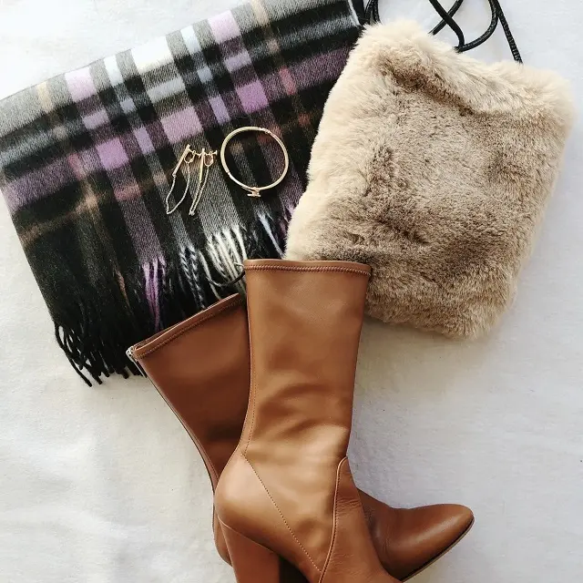 ストールとブーツとファーバッグとアクセサリー