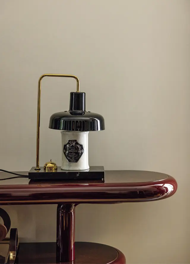 家中の至るところには、ビュリー製品が。❸「ランタン・オドリフェラン」。キャンドルの芯に火をともすのではなく、ランプで暖めて香らせるシステム