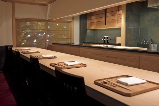 白木の一枚板のカウンターがすがすがしい