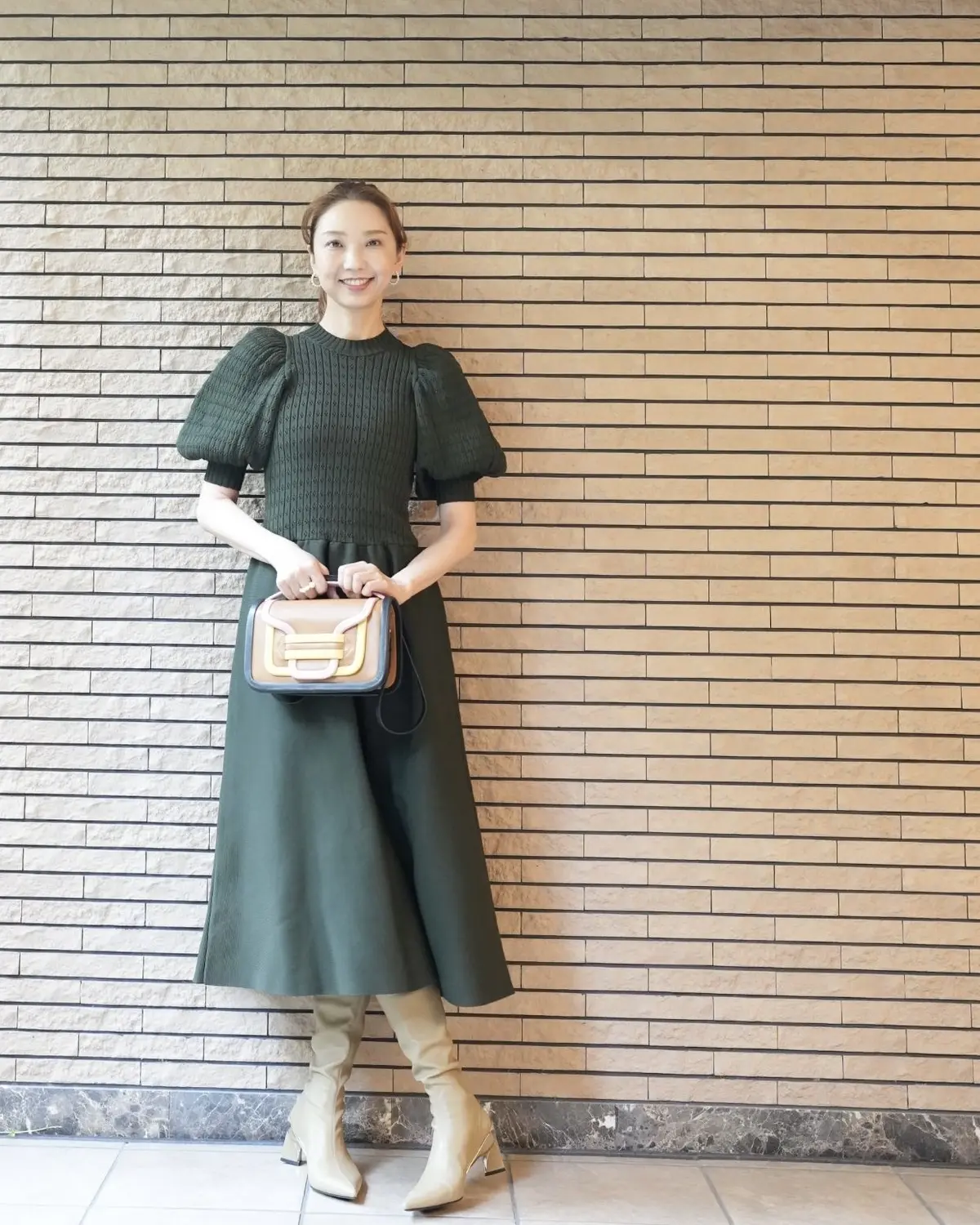 秋の陽だまりに大人可愛いモスグリーンワンの画像_2