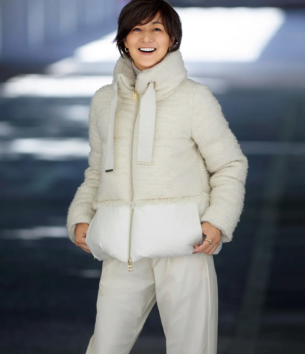 表情のあるツイードに優美なエクリュカラー。ダウンジャケットがドレッシーに昇華