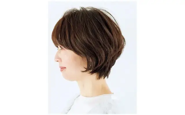 【50代髪型・ヘアスタイル】ぺたんこ髪悩み解消ショートヘア！ 小顔印象と前髪の抜け感も魅力