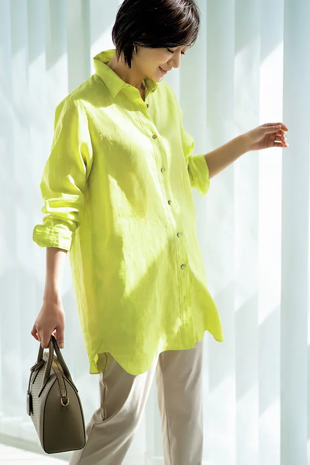 シンプルに着るだけで春めくのがうれしい「ライム色のシャツ」