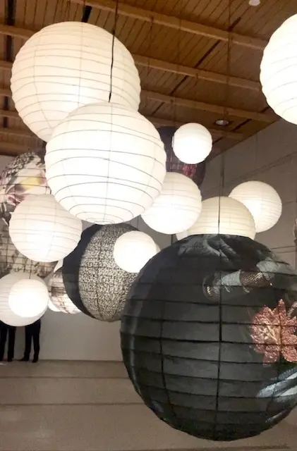 クリスチャンディオール　日本の提灯のディスプレイ