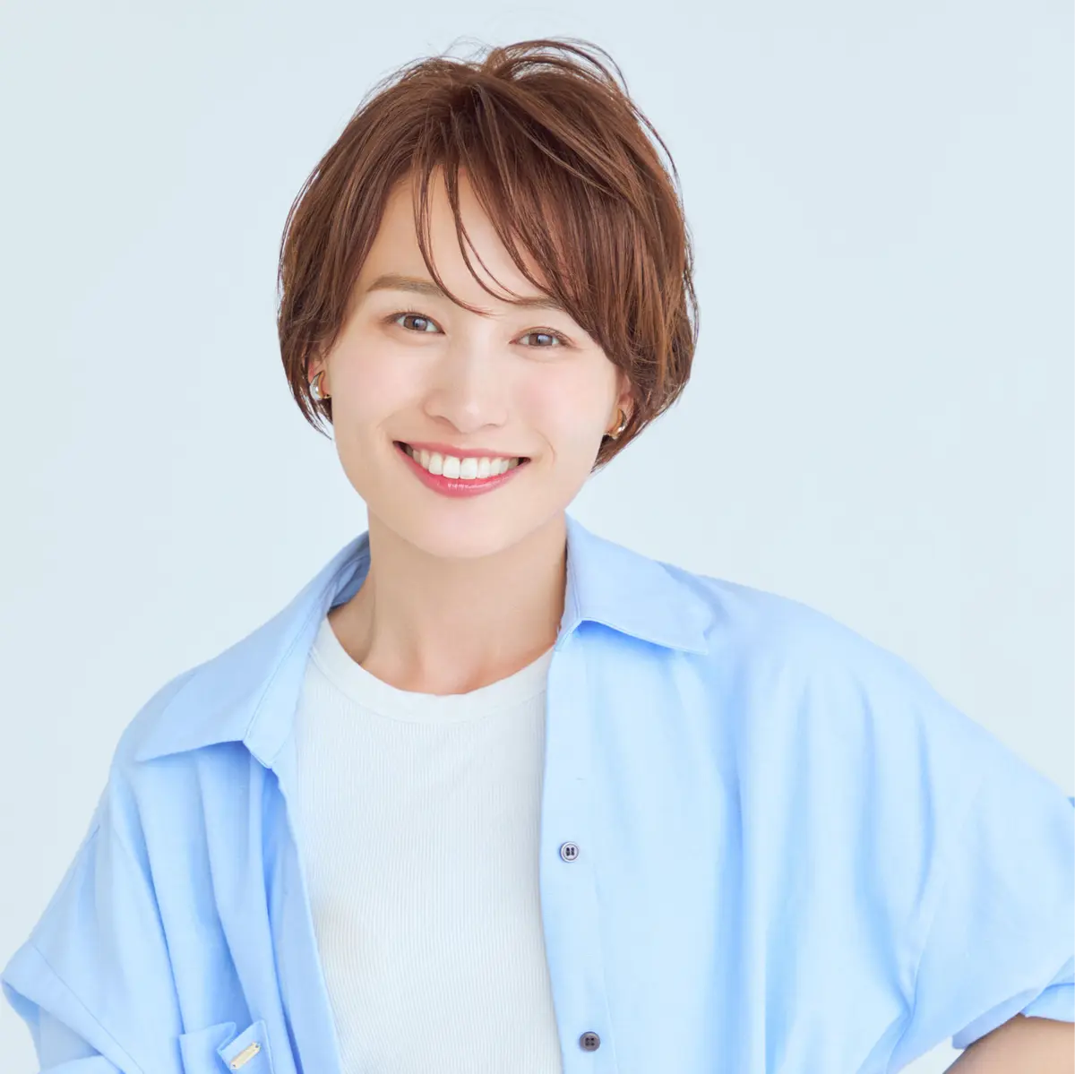 コンパクトショートヘアスタイルの前から見たスタイル