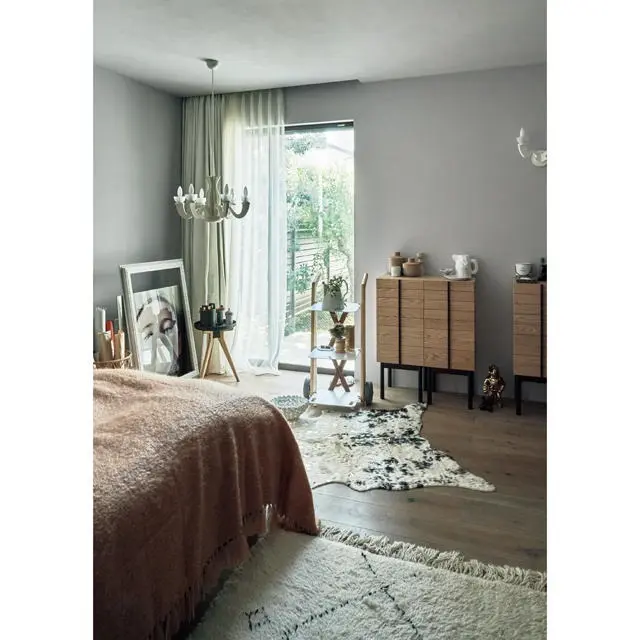 2つ並べたチェストは日本のブランド、ARIAKEのものでアクセサリーや化粧品を収納