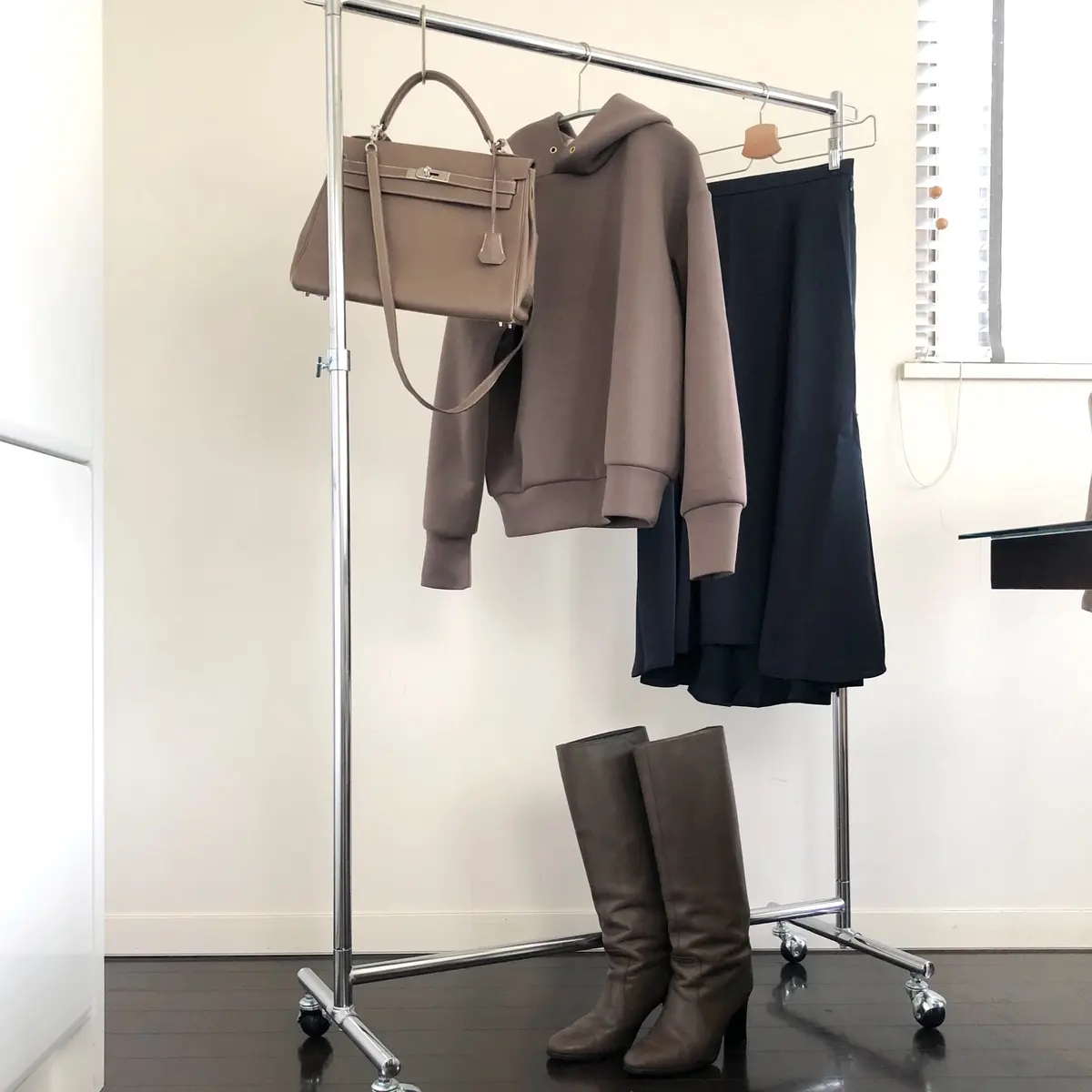 大人パーカー＋サテンスカートでワンツーコの画像_3