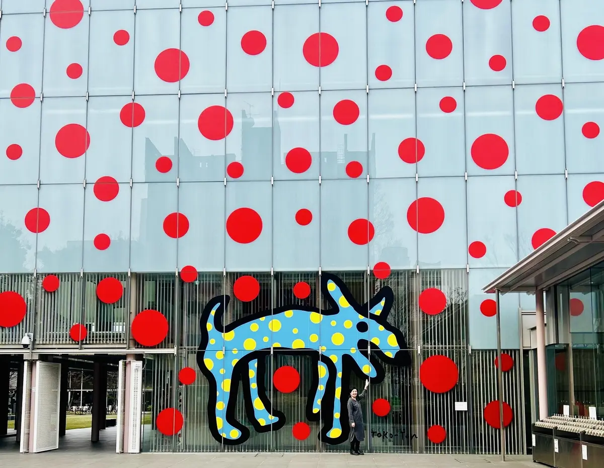 松本市美術館　外壁　草間彌生さんの絵