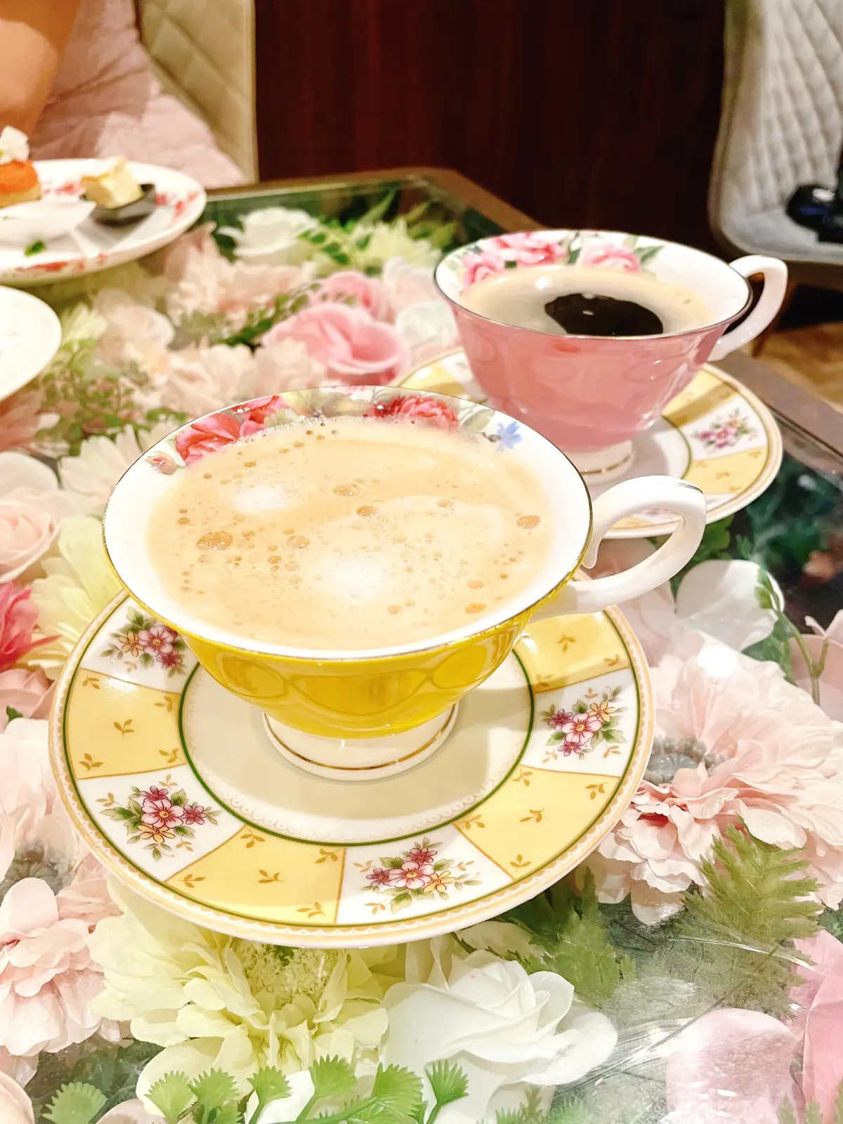 Afternoon Flower Lounge Tea Bloomy 銀座店、Tea Bloomy 銀座店、 アフタヌーンティー フラワーラウンジ ティーブルーミー、アフタヌーンティー、お花のアフタヌーンティー、アジアンフラワー、アジアンフラワーアフタヌーンティー、 、アジアン、アジアンテイスト、アジアンインテリア、お花のテーブル、コーヒー、カフェラテ、可愛いカップ、お花のカップ、可愛いカップ&ソーサー、コーヒーカップセット、飲み放題、フリードリンク、ドリンクブュッフェ、ピンクのカップセット、黄色のカップセット、選べるカップ