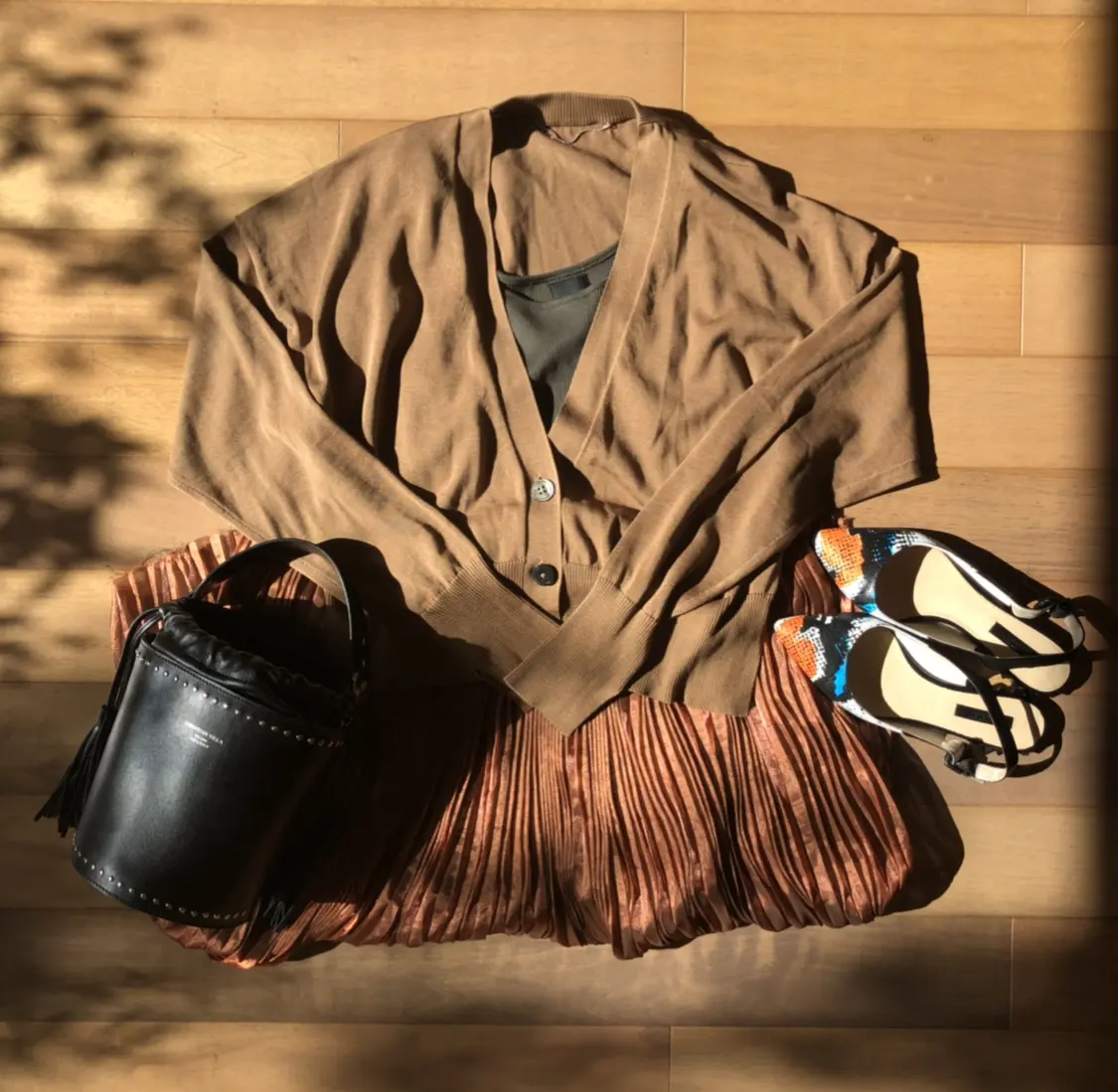 軽やかな暖ブラウンコーデの画像_4