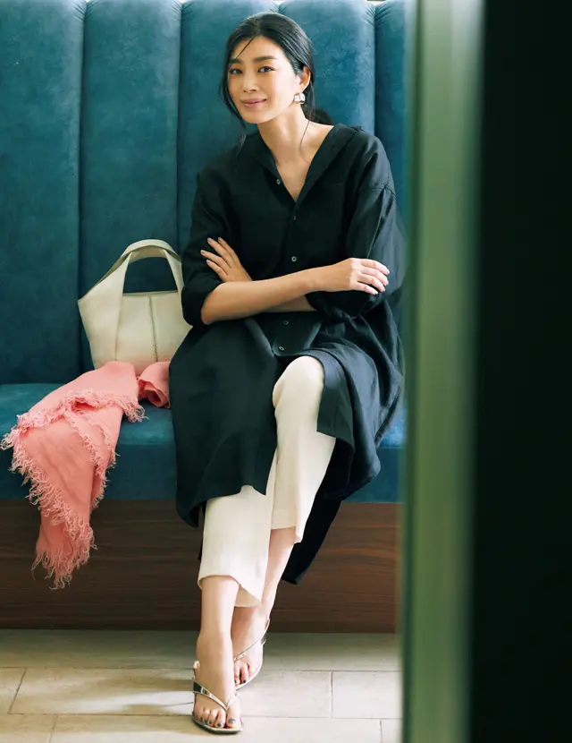 大人の色気を狙うなら体が泳ぐ黒ワンピースを【アラフィー夏の黒の着こなし】