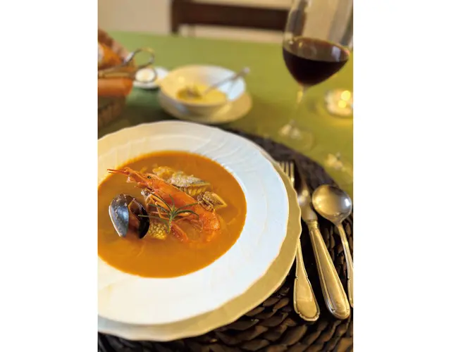 日常の洋食に使う際はリネンにこげ茶色のストローマットを重ね、 親しみやすさを演出　