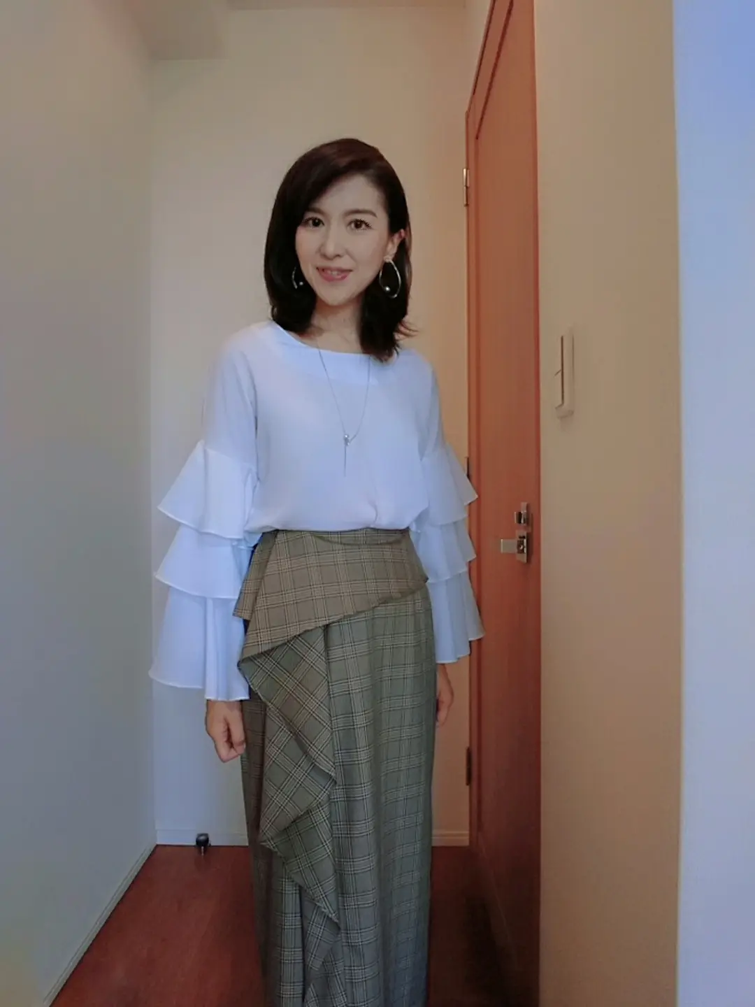 ハイウエストに近い腰高のロング丈スカートにフリル袖のブラウスをインして着るとスッキリ