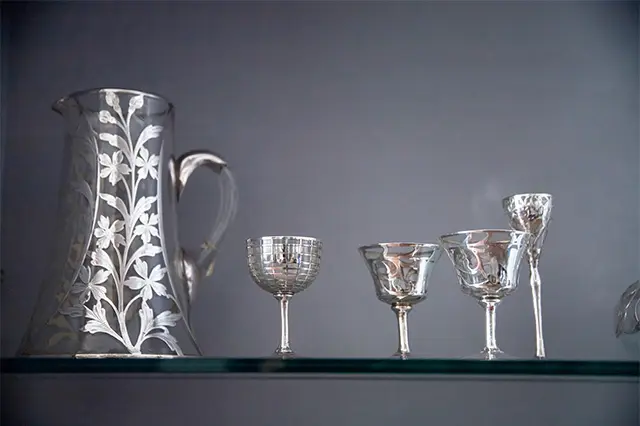 ガラスにシルバーで 花模様があしらわれた ピッチャー