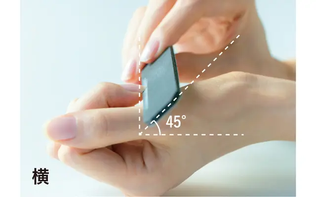 爪とやすりで45度の角度をキープ。親指と削る指の2点がやすりについていると、安定がよくなる。