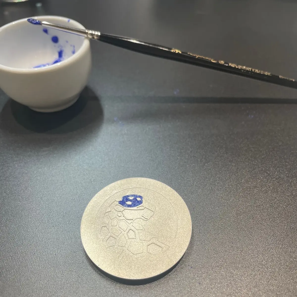 筆でエナメルをダイアルの上に置いていく様子