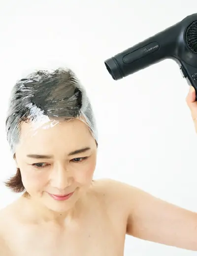 湯ぶねに入るか、温風を当てて温めると、色が入りやすく