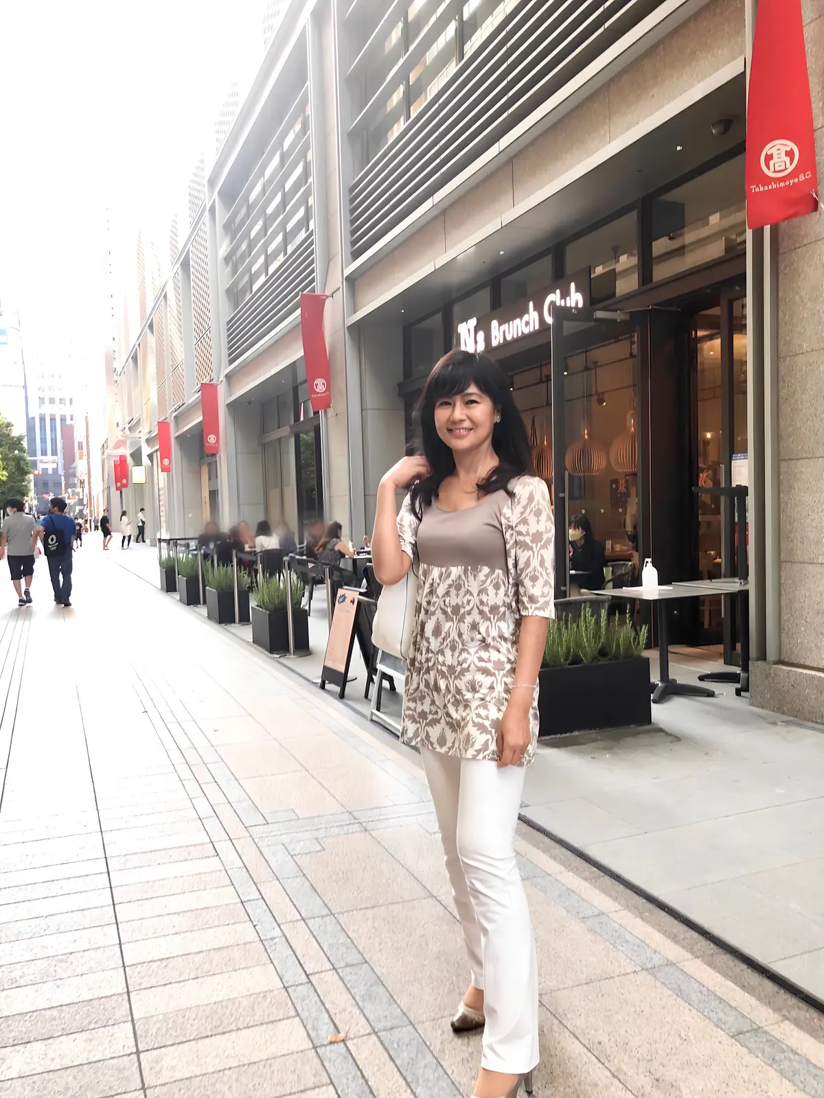 ミルクティー色。ピンクベージュ。グレージュ。白。ベージュと白の柄トップス。「iCB（アイシービー）」トップス。半袖。「UNIQLO（ユニクロ）」白パンツ。ブロンズパンプス。５cmヒール。水晶。パール。花モチーフ。花イヤリング。パンツコーデ。夏コーデ。夏服。日本橋。日本橋高島屋。タカシマヤ。N2 Brunch club。エヌツーブランチ クラブ。