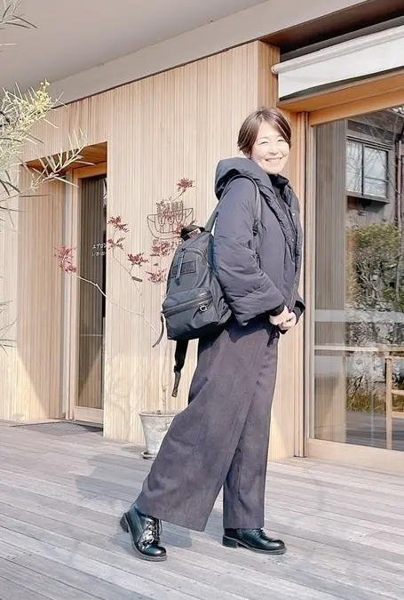 重くなりがちな全身黒コーデをナップサックの画像_1