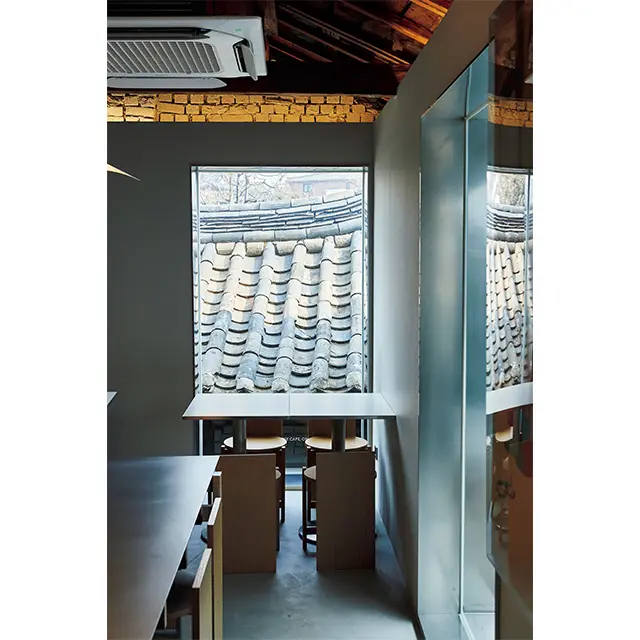 朝食はホテル運営のカフェ「ONE」で。