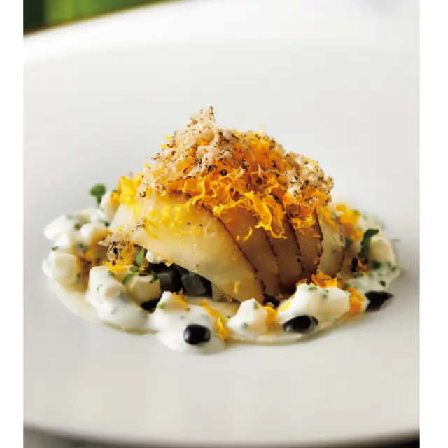 “炭火で炙（あぶ）った根セロリのカルパッチョ、トリュフ”