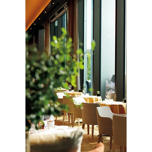 デザインはイタリアの著名な建築設計事務所「ACPVアーキテクツ アントニオ・チッテリオ・パトリシア・ヴィエル」による。窓の外には東京のランドスケープが広がる。テラスも34席