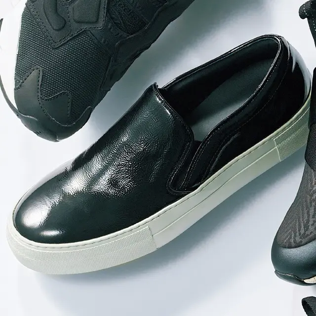 パテントのツヤと厚底の白ソールが着こなしのスパイスに