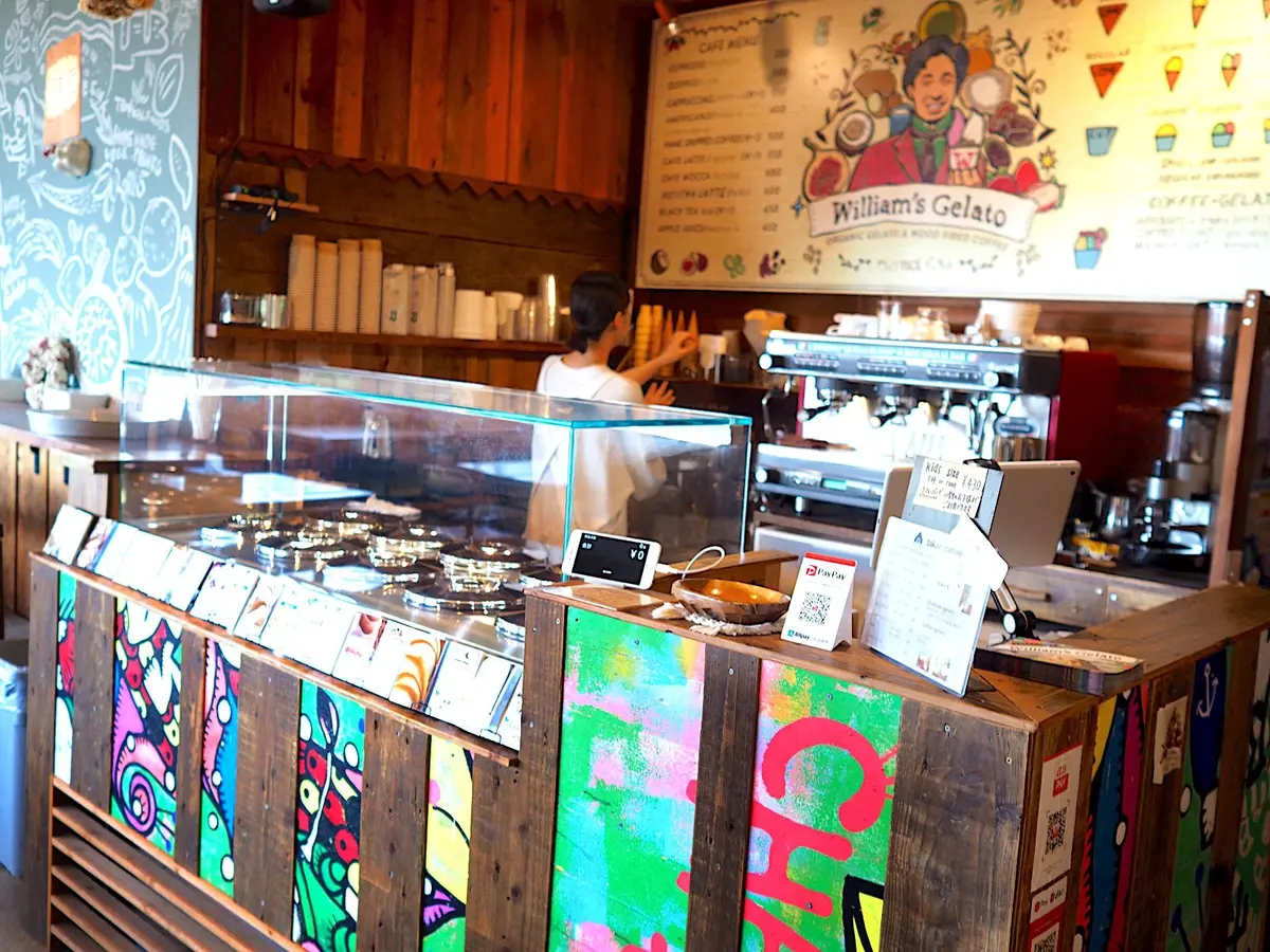 お店の看板はオーナーさんの似顔絵が 可愛らしく描かれています♡