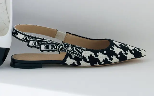 ディオールのフラットパンプス