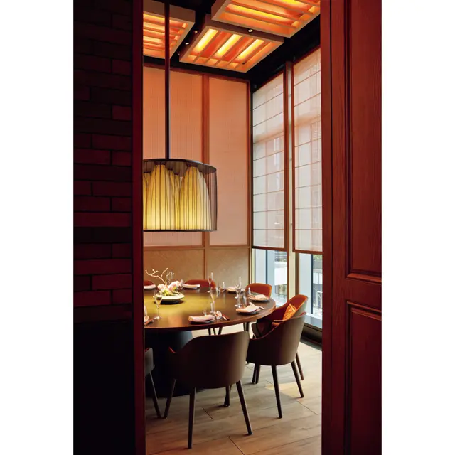 個室にも自然光があふれ、夜景も眺められる。天井が高く、活気と遊び心あふれたインテリア