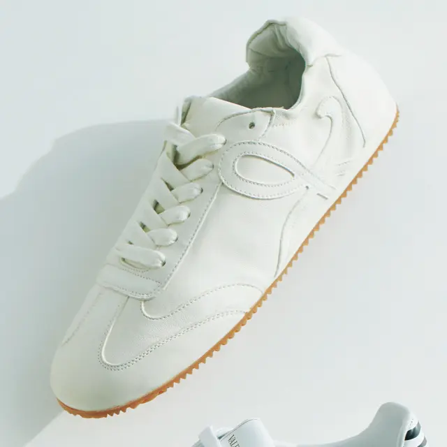 バレエパンプスの構造と’70年代のトラックシューズのスタイルを組み合わせた個性的なデザイン