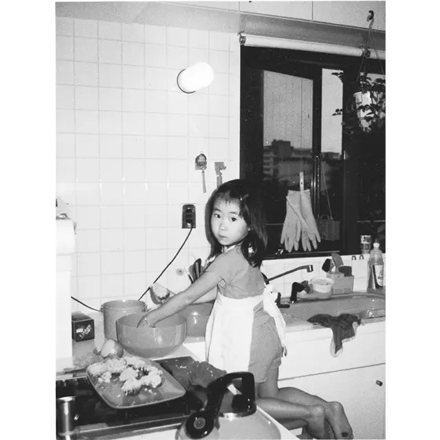 わずか5歳で台所に立つ 舞衣子さん。今日の献立 はピーマンの肉詰め！