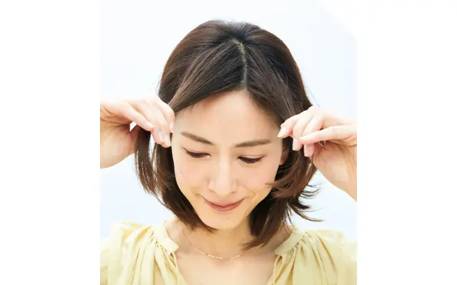 《1》フロントの三角ゾーンの髪をとる