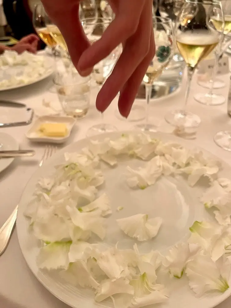 お皿の上にひらひらとまかれるカーネーションの花びら