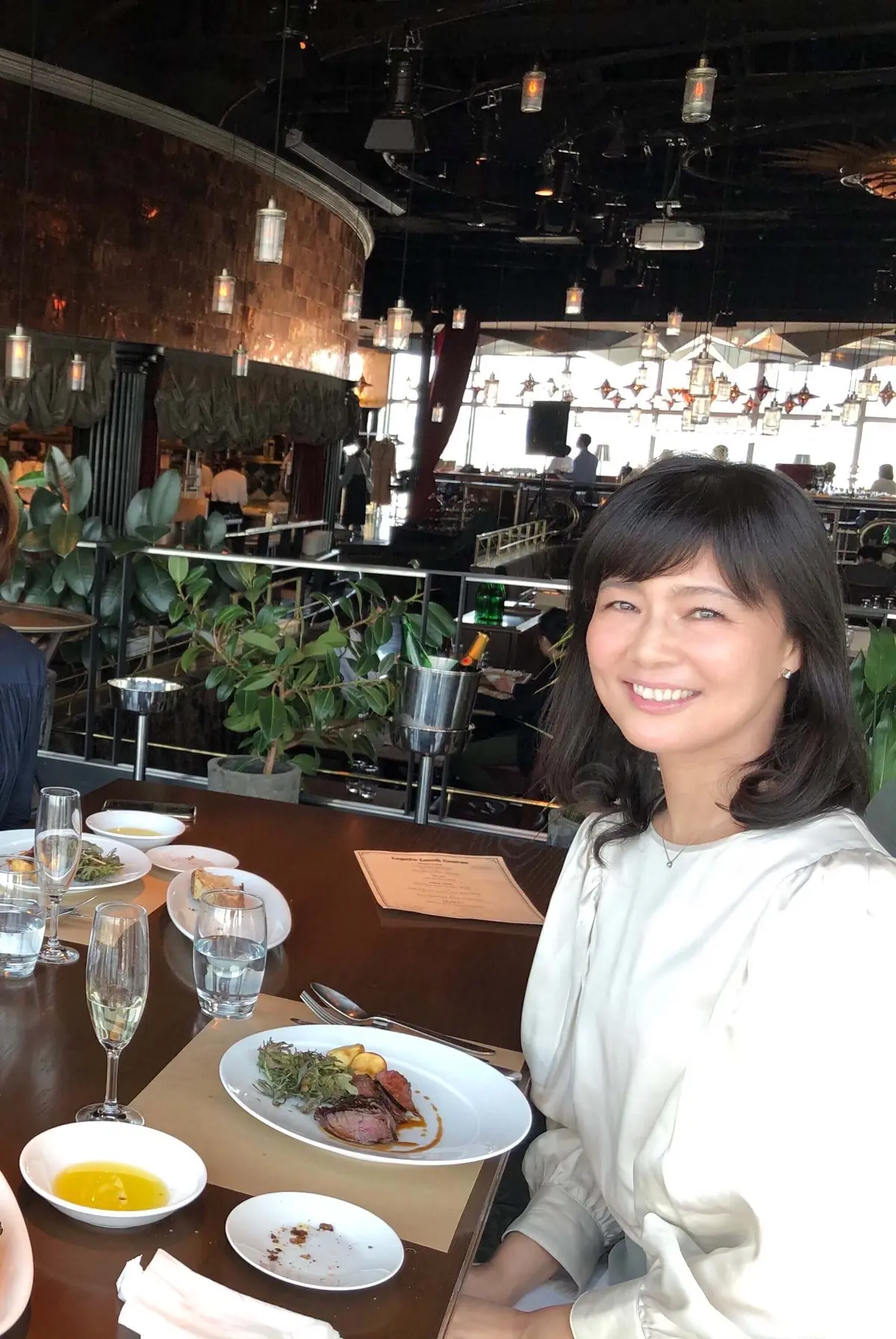 記念写真。店員さんに撮影をお願いしたら快く角度を変えてたくさん撮ってくれた三枚目の写真。段々下げて撮影。