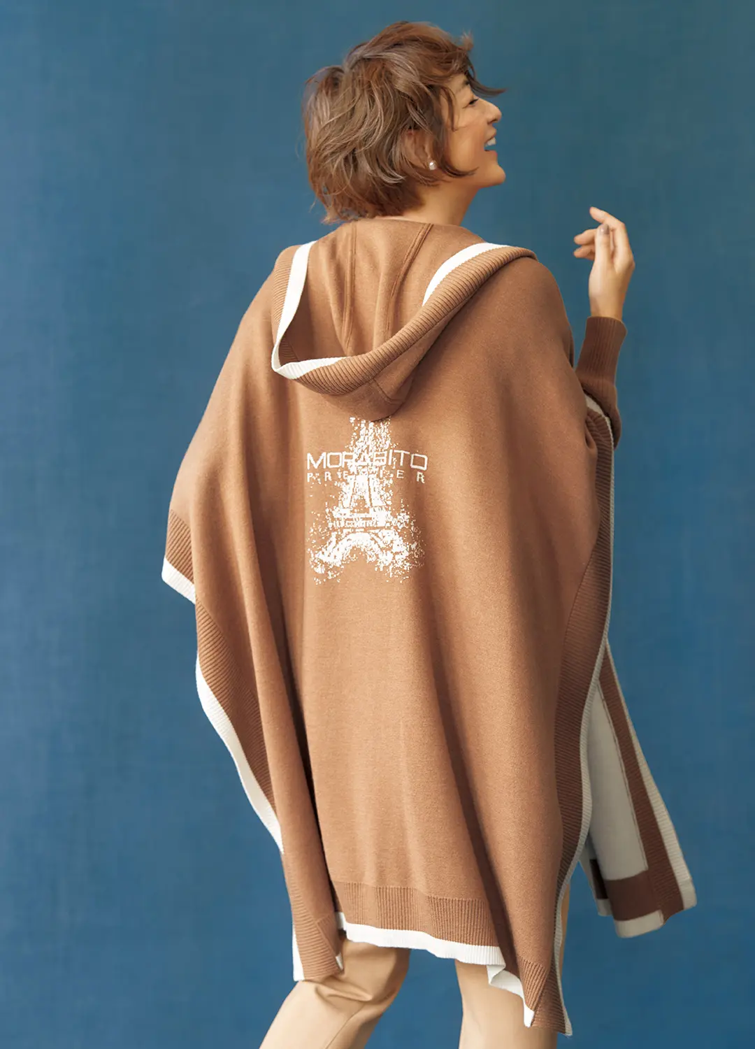 軽やかなポンチョでバックスタイルにも華を