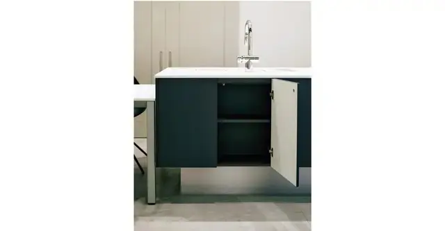 「Lクラス フロート アイランド」のキッチン。あえて床まで収納を造らず、大きな四角い箱がふわりと床から浮いたような軽やかなデザインが特徴だ。扉はスレートダークグレー