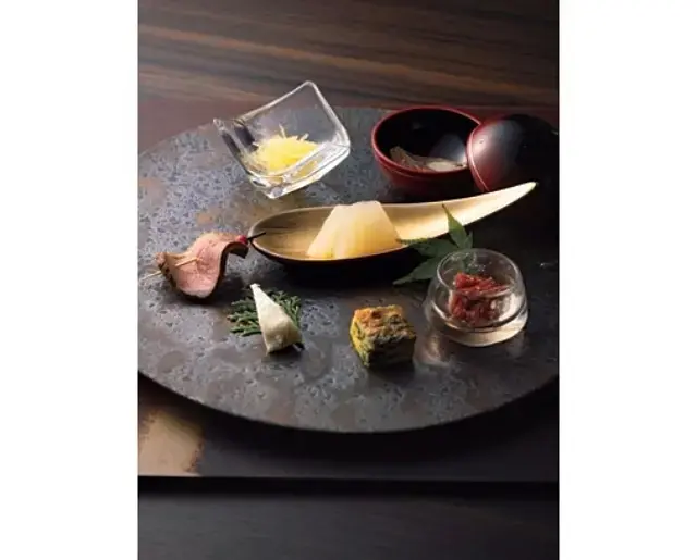 近江牛のローストビーフ、近江鴨ロース、鮒ずしなど、近江の幸を盛り合わせた前菜　