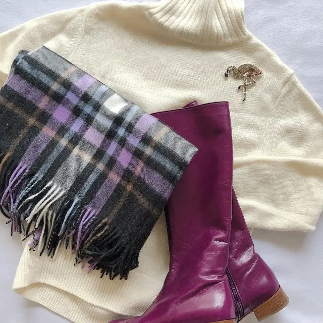 ニットにはフラミンゴのブローチを